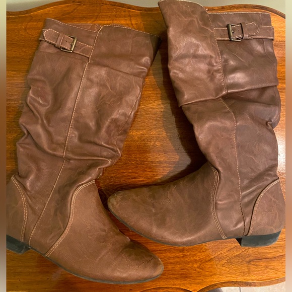 Girls heeled leather boots. - Picture 1 of 4